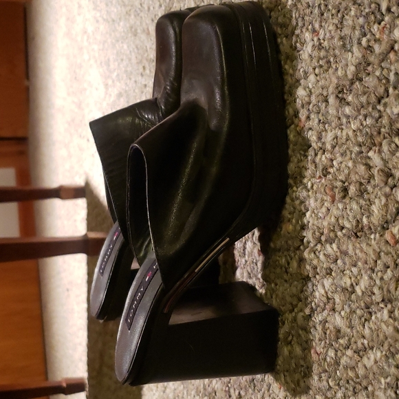 **VINTAGE** Tommy Hilfiger Black Leather Wooden Platforms Size 6 1/2 US - Picture 2 of 5